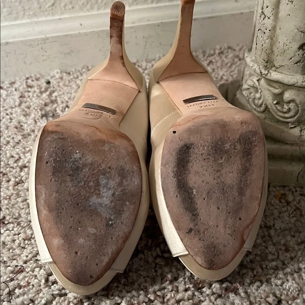 Badgley Mischka Women’s Goodie Vansat Champagne Satin Shoes Heels Size 7.5
